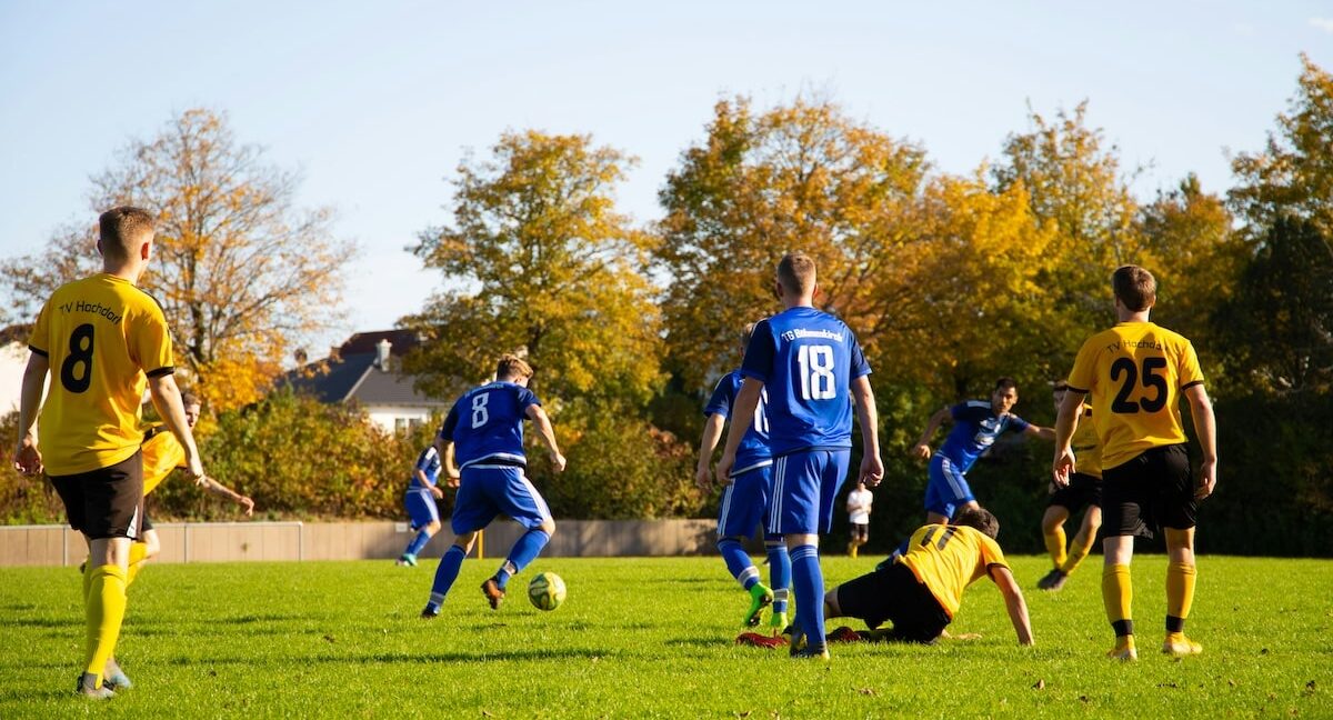 fotbollsmatch med spelare från båda lagen